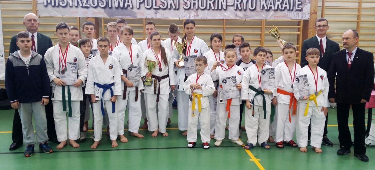Ekipa Przemyskiego Klubu Karate Shorin-Ryu zdobyła w Warszawie aż 19 medali MP.<br/>fot.ze zbiorów własnych