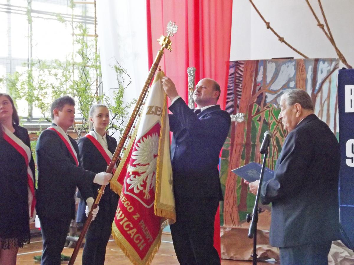 Wójt gminy Przeworsk Daniel Krawiec dokonał dekoracji sztandarów Zespołu Szkół  oraz Ochotniczej Straży Pożarnej z Urzejowic.<br/>fot.Barbara Chmura