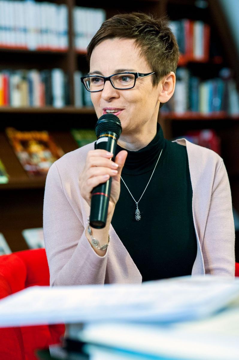 Inga Iwasiów podczas spotkania w Przemyskiej Bibliotece Publicznej.