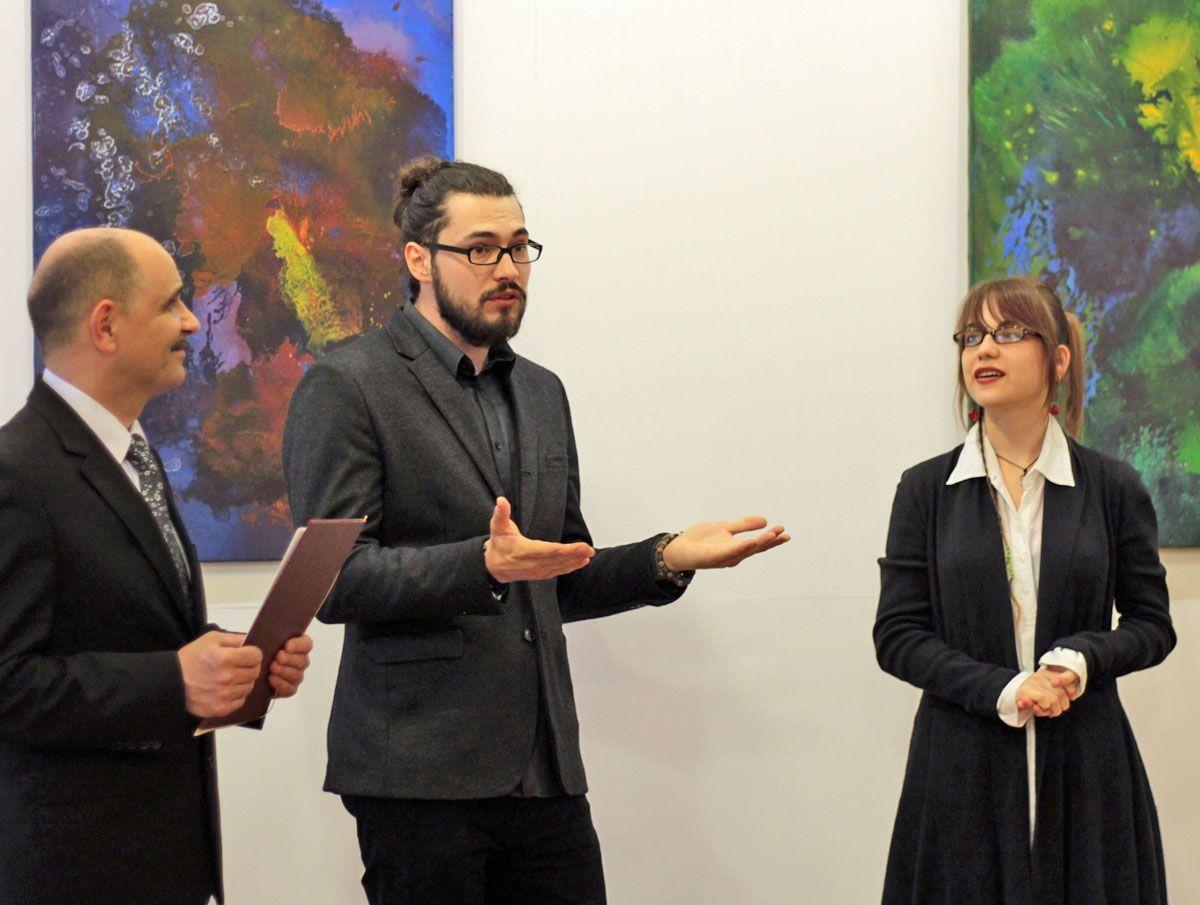 Artur Janasik i Kamila Kornaga o swoich artystycznych inspiracjach opowiadali na otwarciu wystawy malarstwa, rysunku i szkła, która odbyła się 29 kwietnia w lubaczowskim MDK. <br/>fot.Archiwum MDK Lubaczów