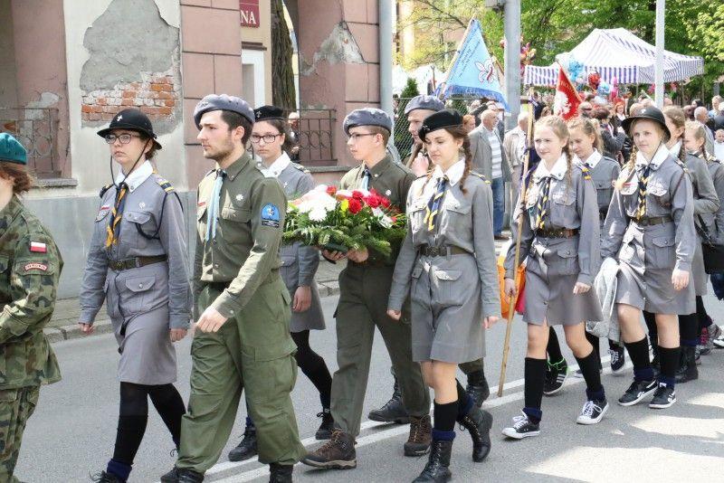 Uczestnicy trzeciomajowych uroczystości przeszli z kościoła NMP Królowej Polski pod pomnik Konstytucji 3 Maja<br/>fot.UM Jarosław