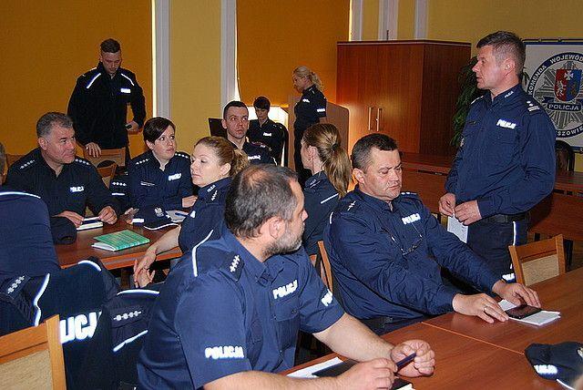 Policjanci przygotowywali się również do przeprowadzenia szkolenia z zakresu bezpieczeństwa dla wolontariuszy i osób duchownych w swoich powiatach.<br/>fot.KWP Rzeszów