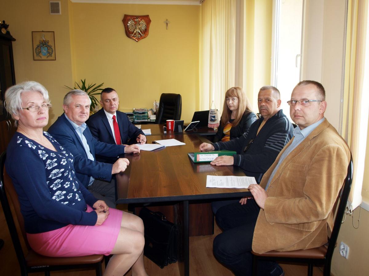 Podpisanie umowy na prawie półtoramilionową inwestycję jest wielkim wydarzeniem dla gminy Fredropol. Uczestniczyli w nim: wójt gminy Mariusz Śnieżek, skarbnik Bogusława Borowska, kierownik referatu inwestycji UG w Fredropolu Sebastian Kątek, wykonawca robót Adam Kustra, kierownik robót Krzysztof Ada