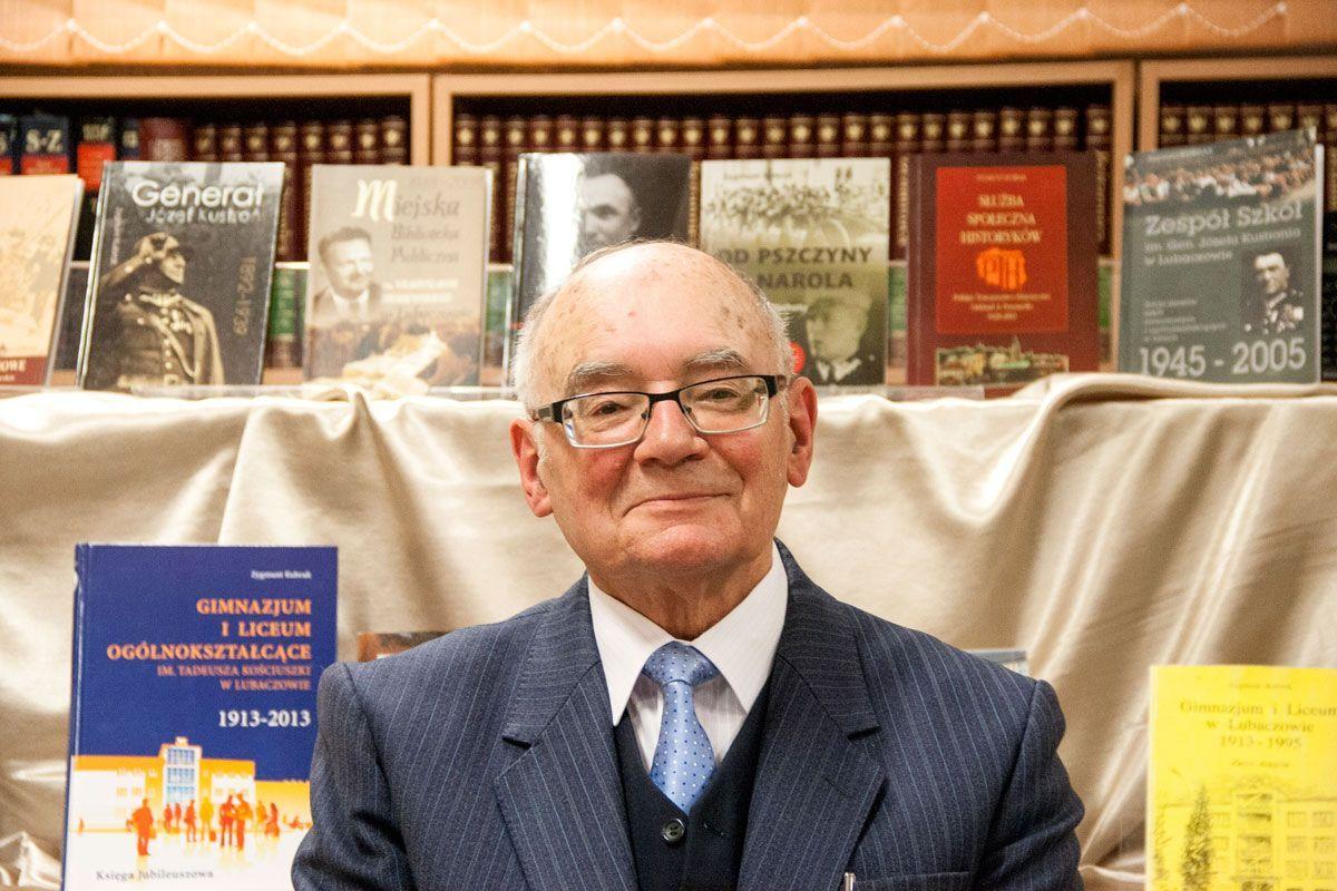 Zygmunt Kubrak na tle swoich dotychczasowych publikacji.<br/>fot.Marcin Materniak