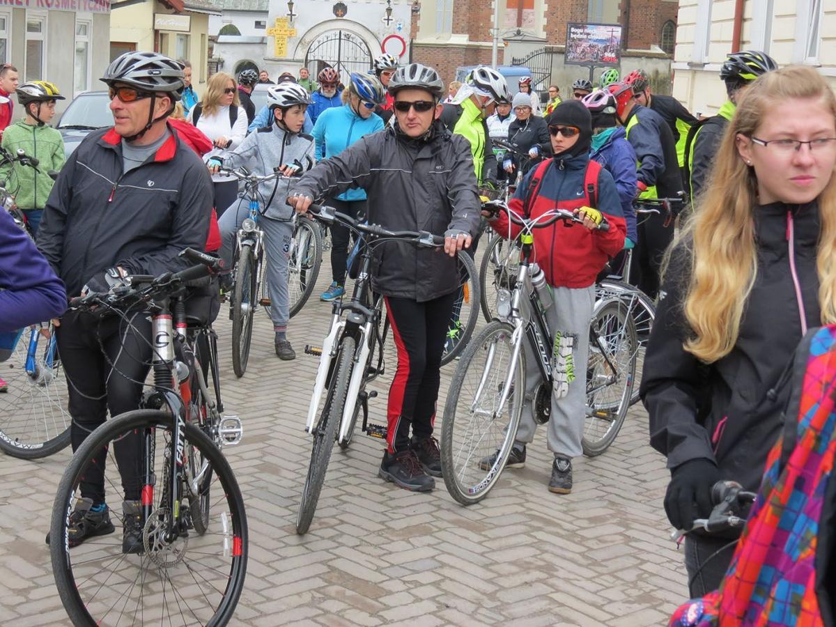 Cykliści wyjechali sprzed placu przy bazylice pw. Ducha Świętego w Przeworsku.<br/>fot.Barbara Chmura