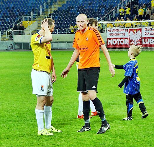 Bohdan Karkowskyj (pomarańczowa koszulka) był autorem bramki dla Piasta Tuczempy w meczu z Karpatami Krosno.<br/>fot.Mieczysław Turczyn