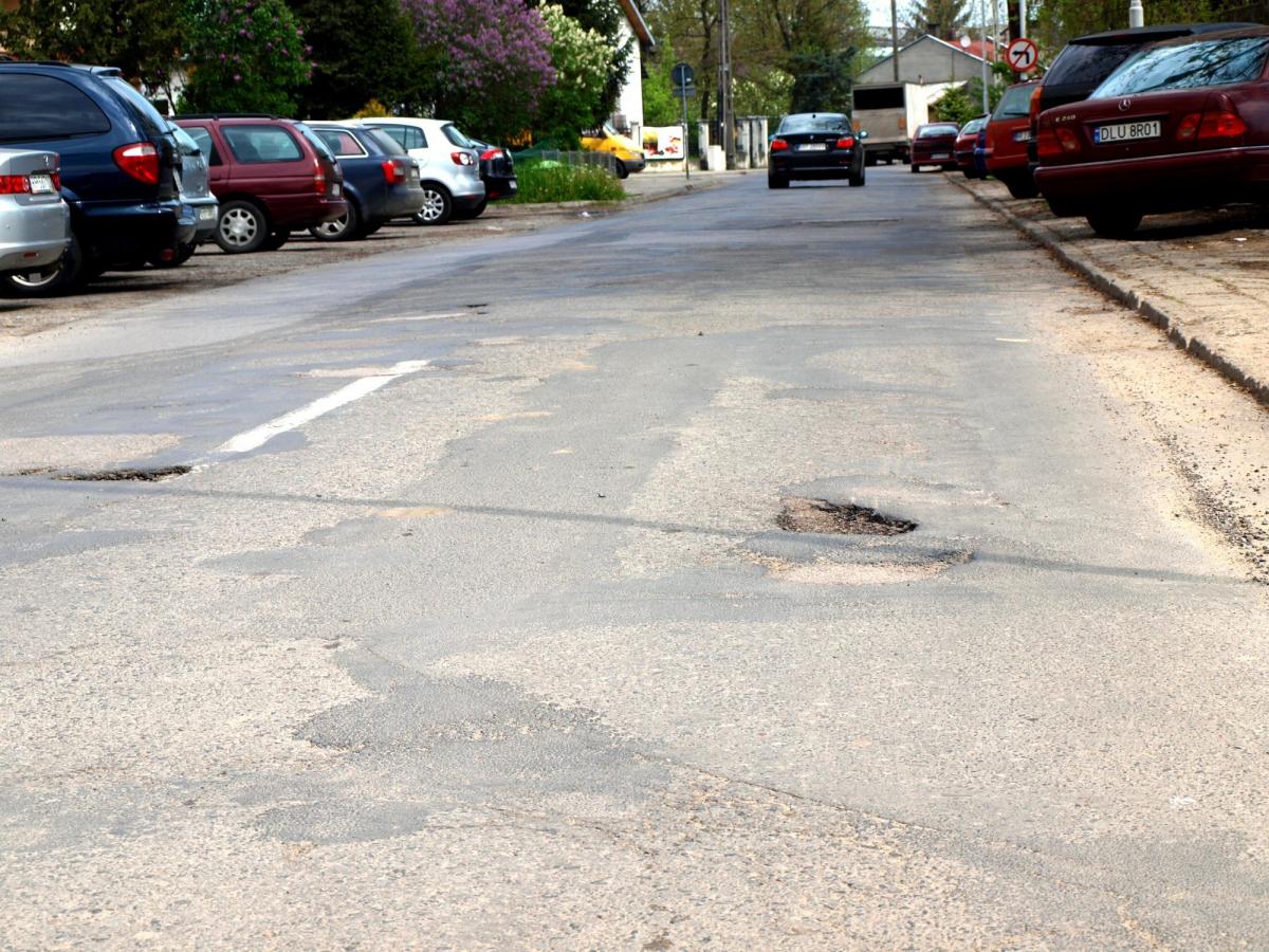 Mniej więcej 100-metrowy odcinek ulicy Konopnickiej w Przemyślu został zdewastowany przez ciężkie samochody, które dowoziły dowoziły materiały na budowę obwodnicy.<br/>fot.Mariusz Godos