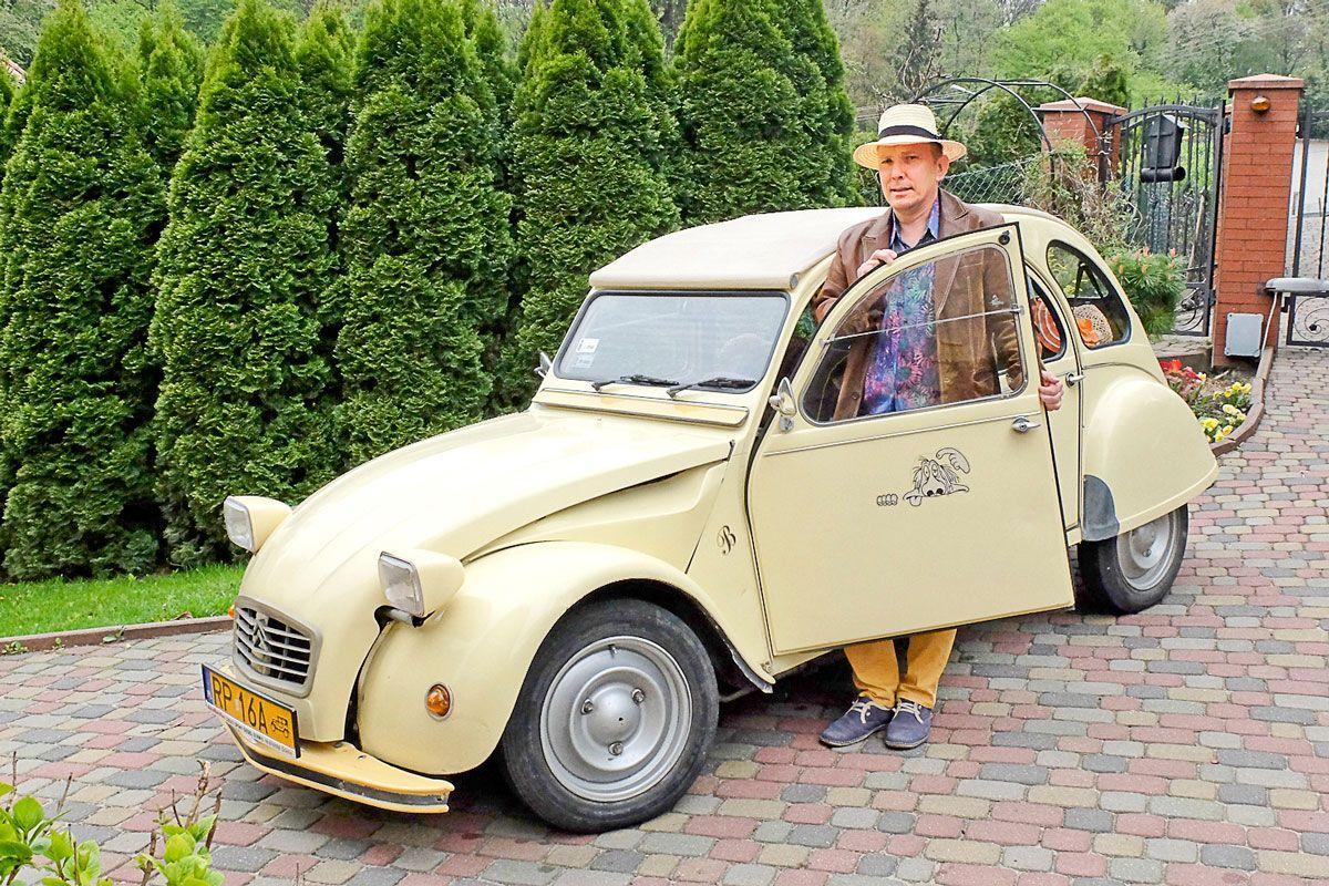Citroen 2CV i jego właściciel Maciej Kuligowski w kultowym kapeluszu. <br/>fot.Jacek Szwic