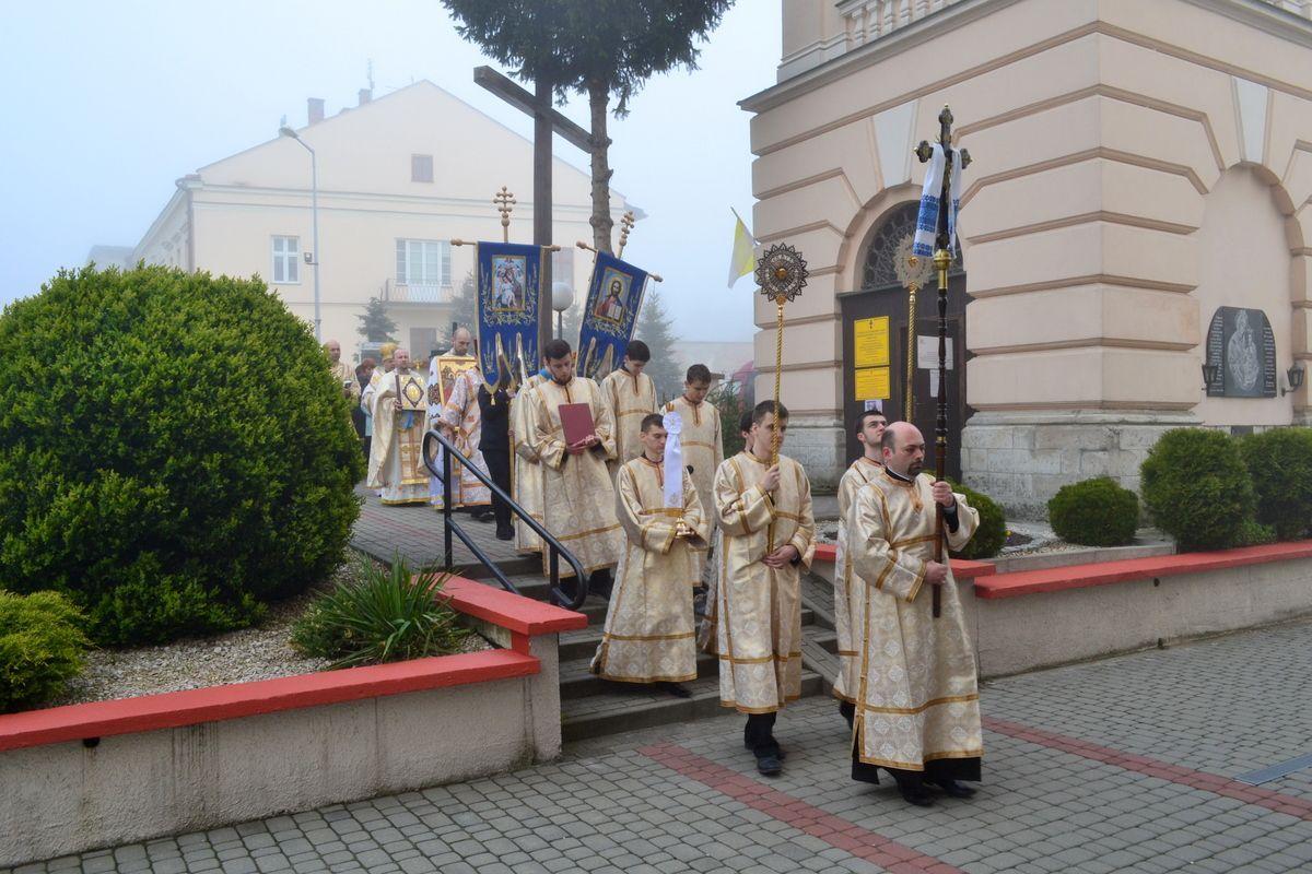 Uroczysta procesja dociera pod bramę cerkwi<br/>fot.Bogusława Pajda
