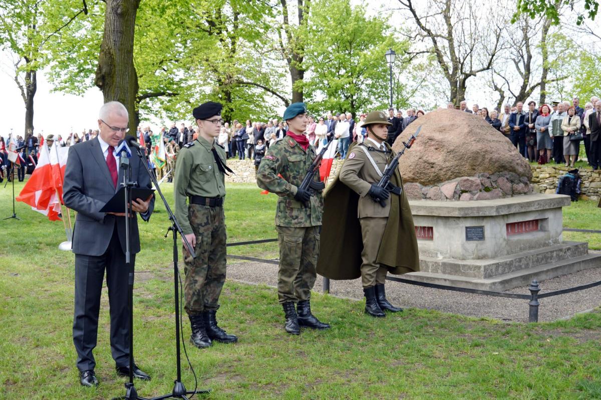 Podczas uroczystości 3-majowych na Wzgórzu Zamkowym w Przemyślu okolicznościowe wystąpienie miał m.in. prezydent miasta Robert Choma.<br/>fot.UM Przemyśl