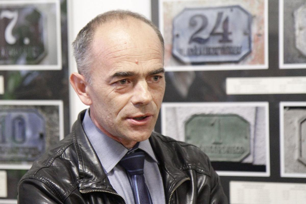 Piotr Michalski podczas spotkania autorskiego na otwarciu swojej wystawy.<br/>fot.Jacek Szwic