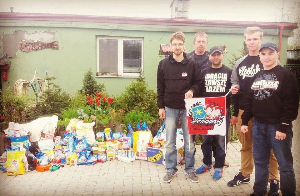 Grupa Przeworscy Patrioci zorganizowała dwutygodniową zbiórkę żywności dla psów ze schroniska w Orzechowcach.<br/>fot.Przeworscy Patrioci / FB