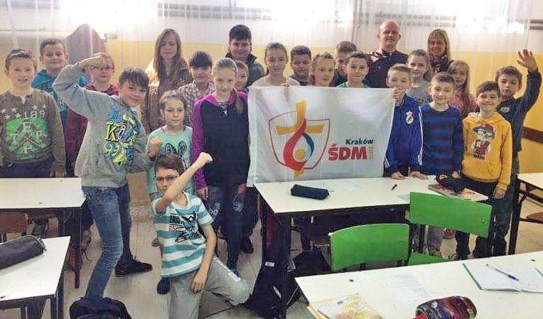Zajęcia z młodzieżą w Szkole Podstawowej nr 2.<br/>fot.Tomasz Szady