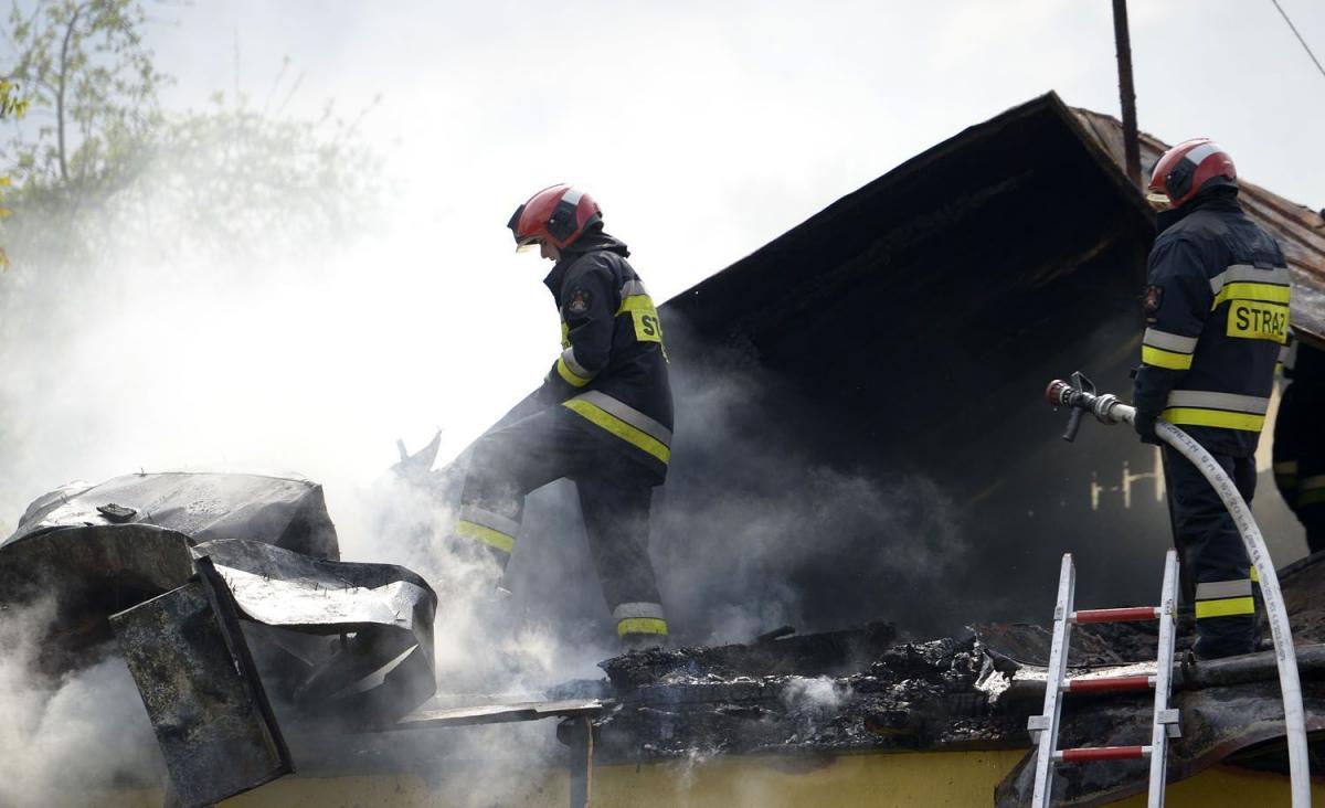 Strażacy próbują zlokalizować źródło ognia.<br/>fot.zbiory własne