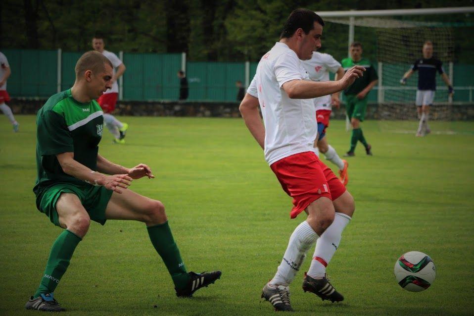 Mateusz Hołub (z prawej) zdobył obie bramki dla Wiązownicy w starciu z Jednością Niechobrz.<br/>fot.Natalia Styś