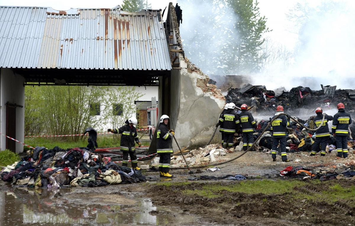 W działaniach uczestniczyło prawie 30 strażaków z ochotniczej i zawodowej straży pożarnej. Pożarem objęta została powierzchnia ok. 1400 metrów kw.<br/>fot.zbiory własne