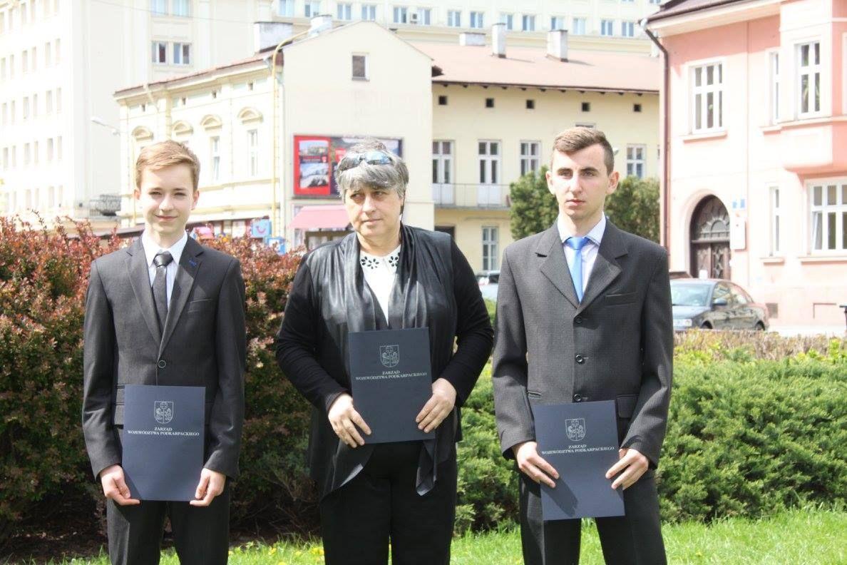 Za osiągnięcia w orientacji sportowej zostali nagrodzeni Karol Huba i Michał Kruk z klubu Azymut Dębów oraz ich trenerka Maria Ziętek-Leśnicka.<br/>fot.Azymut Dębów
