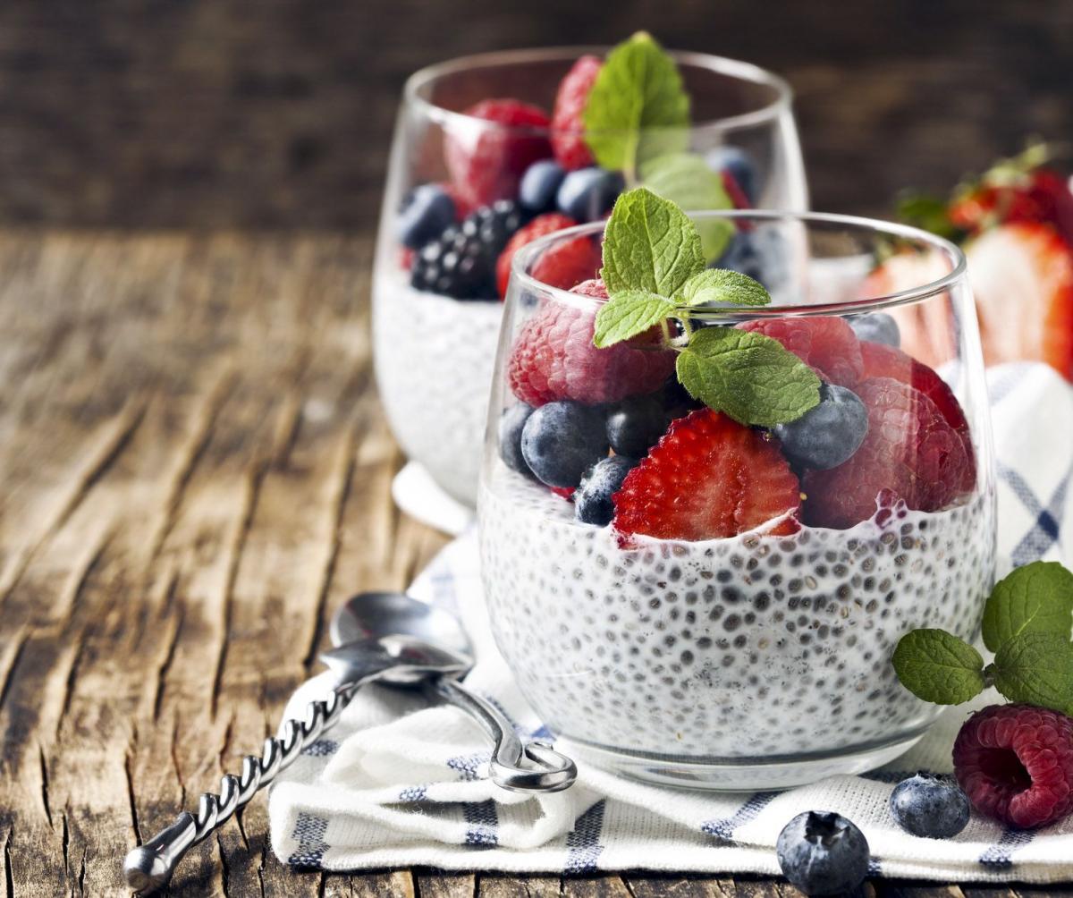 Przepyszny pudding z nasion chia i owoców.