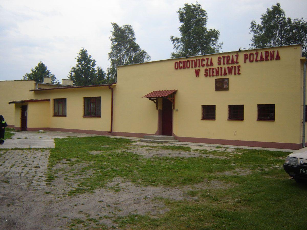 Budynek pełniący dotychczas rolę remizy OSP Orzeł w Sieniawie.<br/>fot.www.sieniawa-orzel.osp.org.pl
