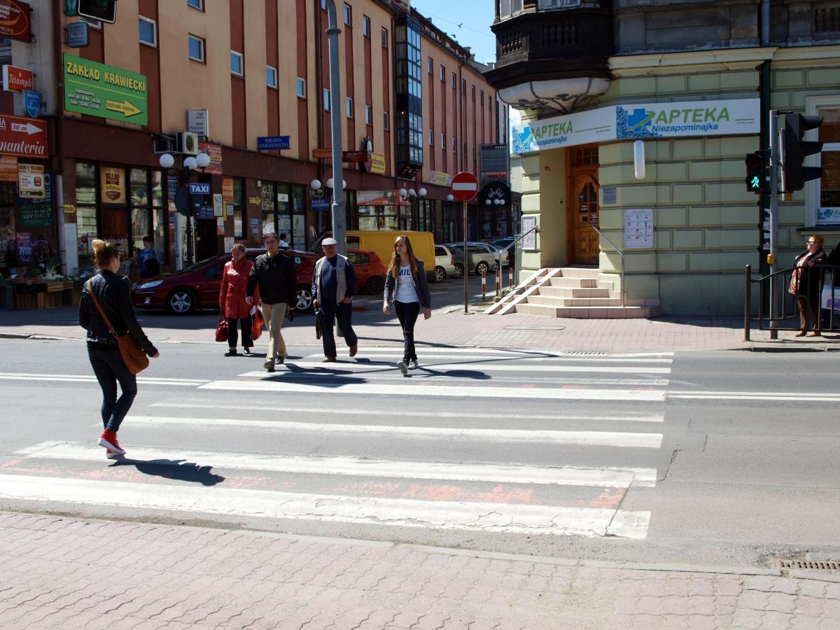 Czas oczekiwania ma zielone światło na przejściu przy ul. 3 Maja bywał nieznośnie długi, więc piesi ryzykowali, przebiegając przez ulicę na czerwonym świetle. Skutki mogą być tragiczne.<br/>fot.Mariusz Godos