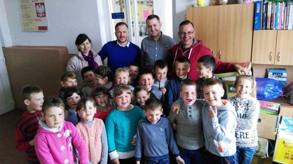 Przemysko-jarosławska grupa darczyńców wśród polskich dzieci w szkole w Łanowicach.<br/>fot.ze zbiorów własnych
