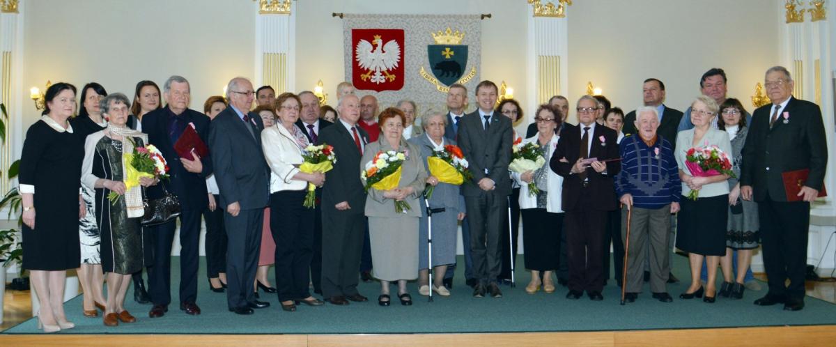 Szacowni Jubilaci w sali Przemyskiej Biblioteki Publicznej przy ulicy Grodzkiej odebrali medale za 50 lat (i więcej) pożycia małżeńskiego.<br/>fot.Witold Wołczyk