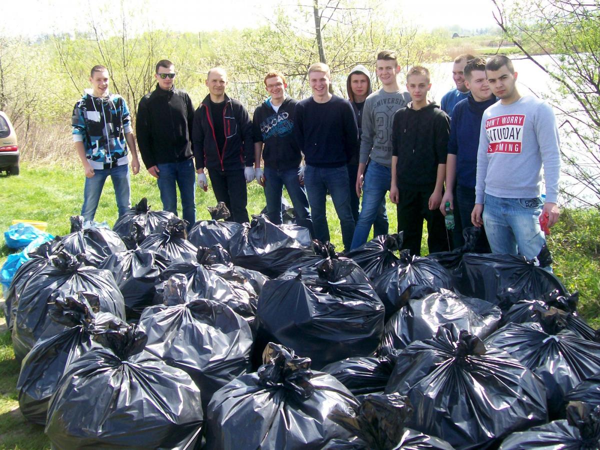 W akcji sprzątania wzięli udział uczniowie dwóch klas (drugiej i trzeciej) Centrum Kształcenia Zawodowego i Ustawicznego nr 1 przy ulicy Dworskiego w Przemyślu pod opieką nauczycieli Ewy Mazur i Grzegorza Golatowskiego. Łącznie 28 osób.<br/>fot.ze zbiorów własnych