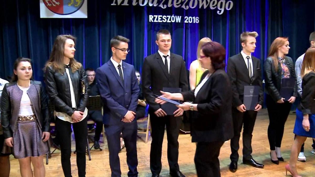 Pamiątkowe dyplomy wręczyła wicemarszałek Maria Kurowska.<br/>fot.Michał Mielniczuk/Biuro Prasowe UMWP
