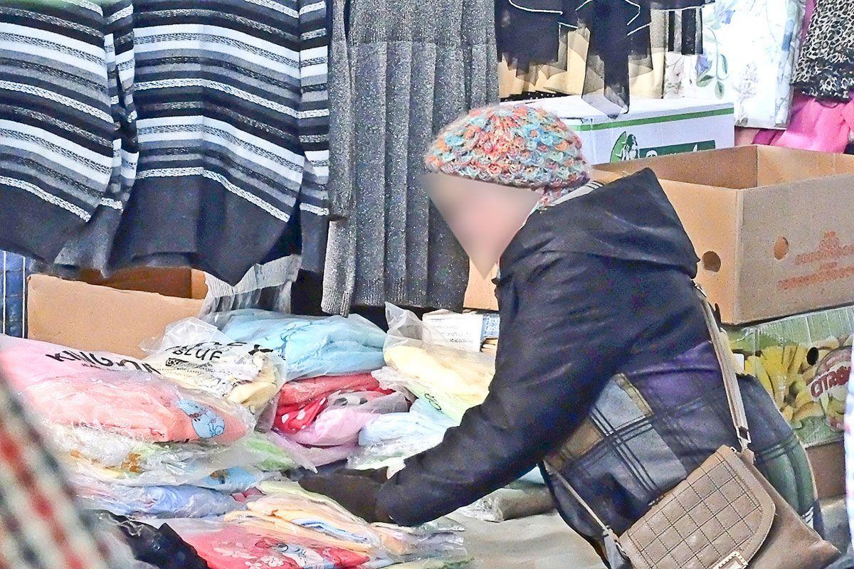 – Sypałam solą, ale to była sól święcona – broni się obwiniona o czarną magię.<br/>fot.Jacek Szwic