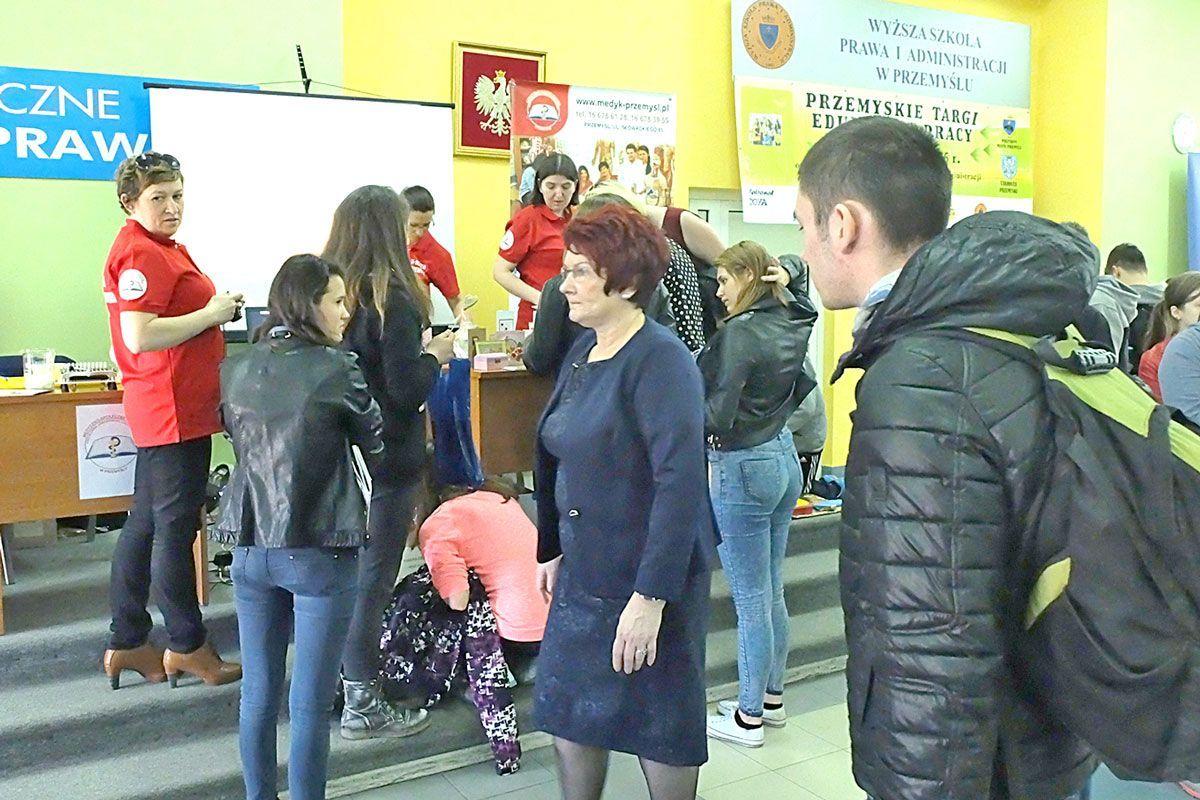 Przez kilka godzin stoiska na Targach Edukacji i Pracy były oblegane przez młodych poszukujących pracy.<br/>fot.Jacek Szwic