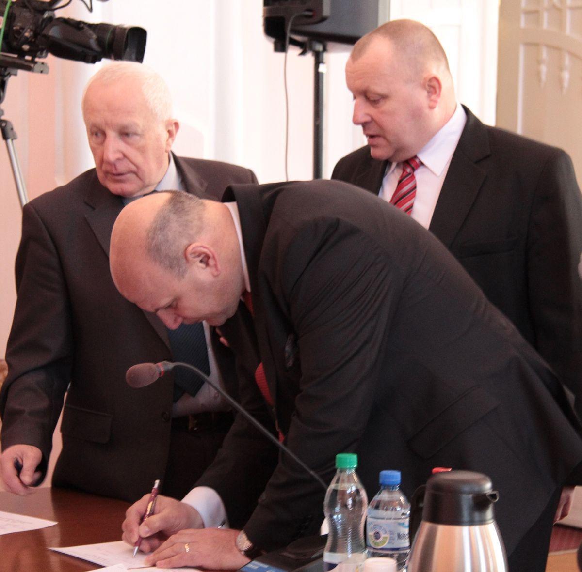 Antoni Lotycz (pierwszy z prawej) szefuje klubowi PiS w nowej odsłonie. <br/>fot.Roman Kijanka