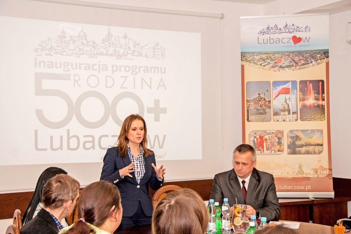 Jedenaścioro rodziców, którzy jako pierwsi złożyli wnioski o świadczenie wychowawcze z programu „Rodzina 500+”, odebrało decyzje o przyznaniu świadczenia z rąk burmistrza Lubaczowa Krzysztofa Szpyta i posłanki PiS Anny Szmidt-Rodziewicz. <br/>fot.Marcin Materniak