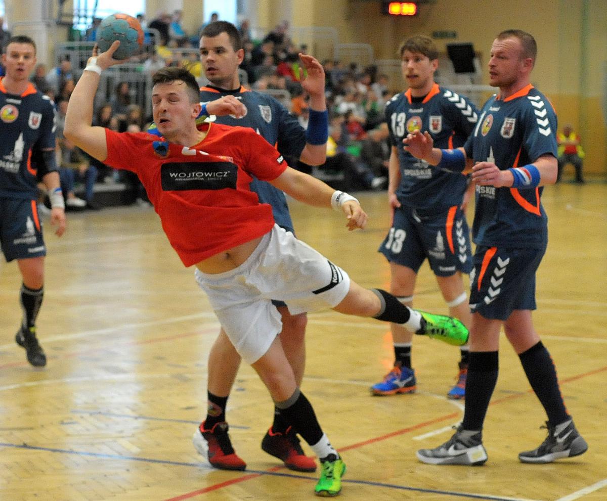 Mateusz Kroczek (rzuca) w meczu z Olimpem Grodków zdobył 10 bramek<br/>fot.Łukasz Delmanowicz