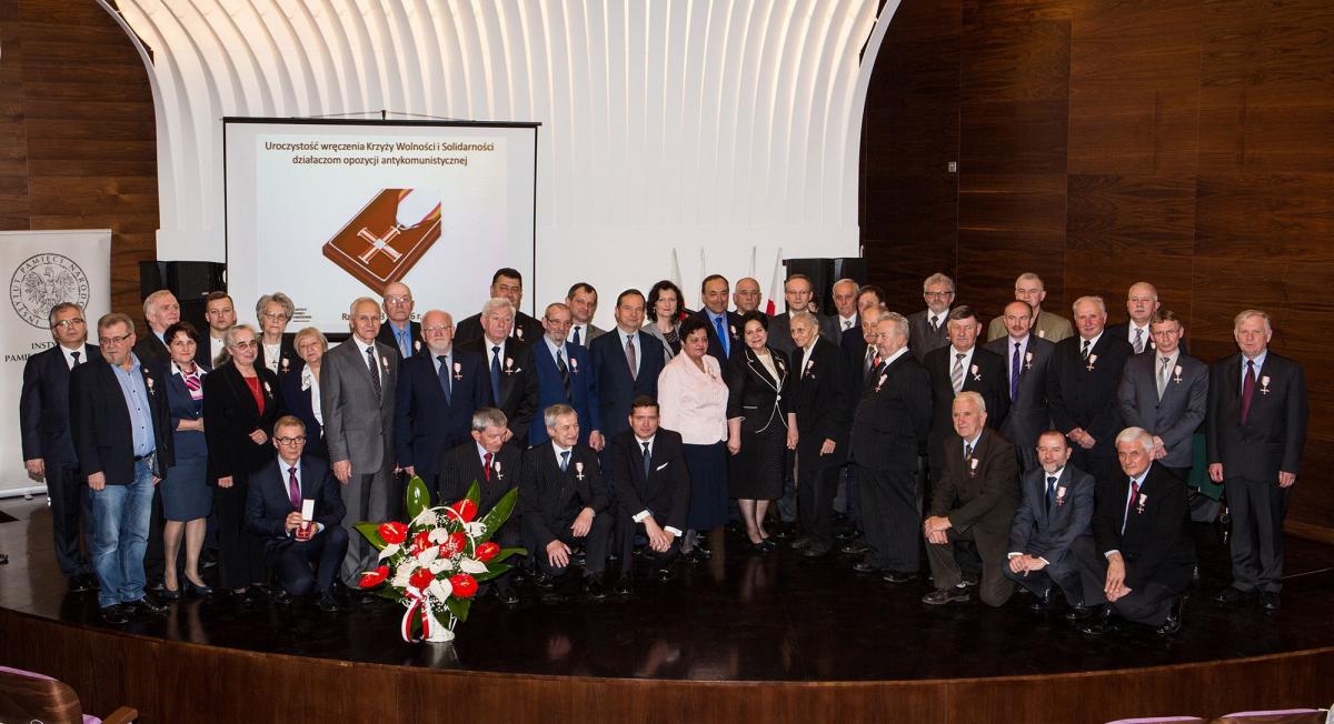 Odznaczeni działacze opozycji antykomunistycznej w okresie PRL-u na wspólnym zdjęciu w Filharmonii Rzeszowskiej.<br/>fot.ze zbiorów IPN oddział Rzeszów