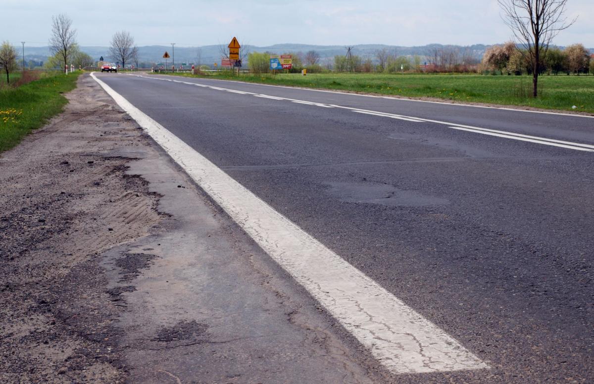 Nawierzchnia drogi prowadzącej z Przemyśla do Medyki z pozoru wygląda nie najgorzej. Ale każdy, kto podróżował tym odcinkiem, wie, że jest bardzo nierówna, poorana koleinami i „kocimi łbami”.<br/>fot.Mariusz Godos