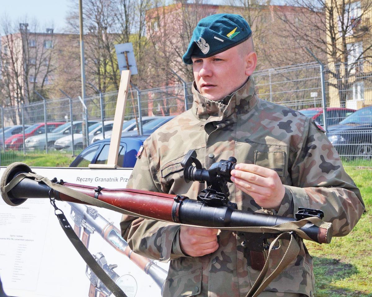 St. szer. Artur Pryjda prezentuje  ręczny granatnik przeciwpancerny RPG-7W.<br/>fot.Bogusława Pajda
