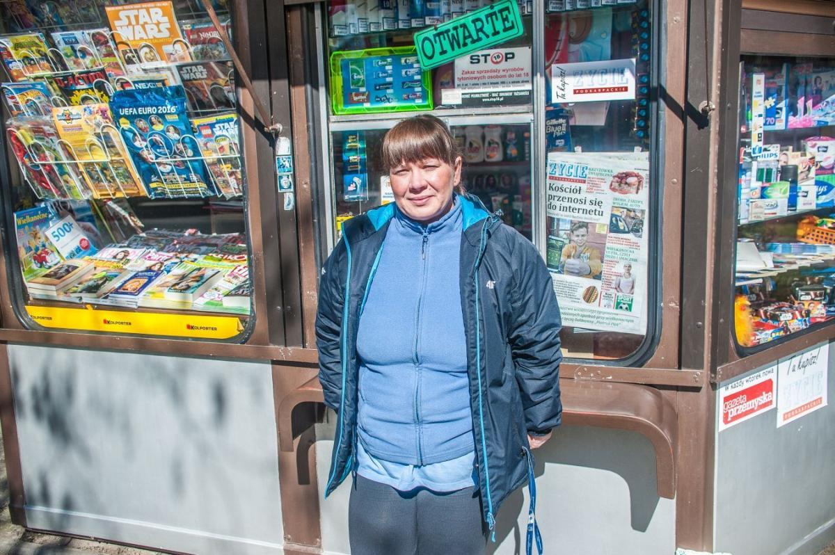 Pani Elżbieta przed swoim kioskiem.<br/>fot.Marcin Łabuda