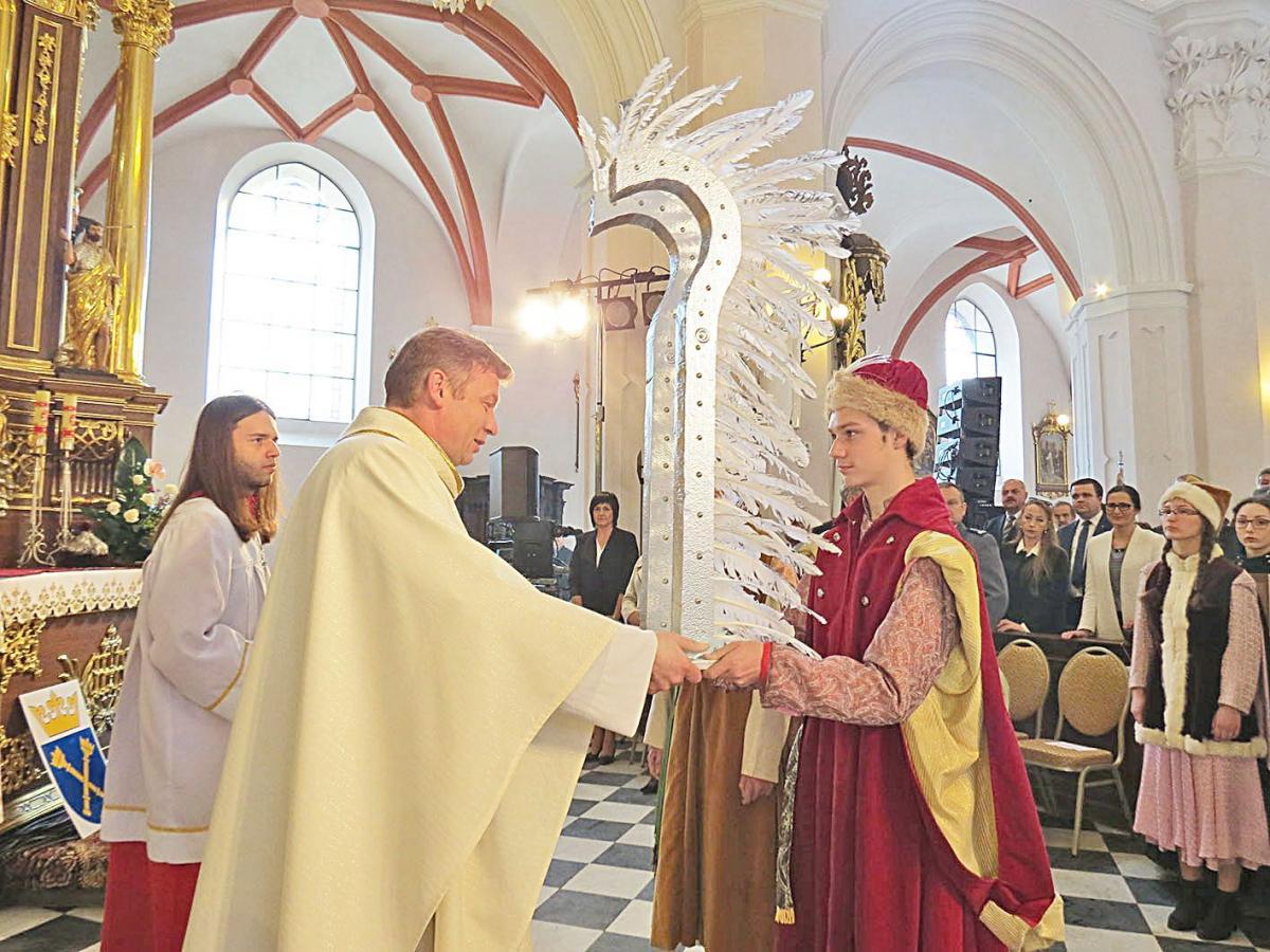 Uczniowie Gimnazjum nr 1 w Przeworsku złożyli hołd 1050 lat historii naszej Ojczyzny wyrażonej w symbolach.<br/>fot.Barbara Chmura