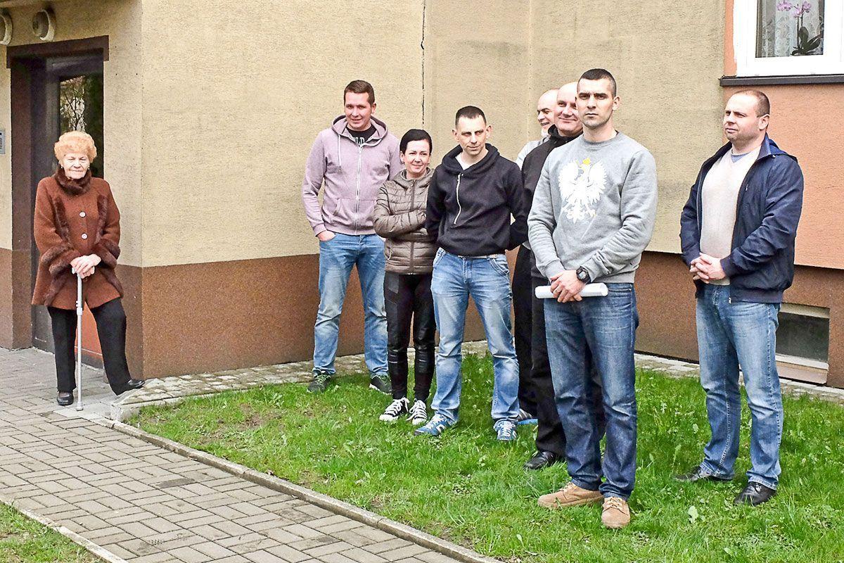  – Boimy się, że odwiert będzie dla nas uciążliwy – mówią mieszkańcy bloku przy Zielińskiego 8 a, b i c.<br/>fot.Jacek Szwic