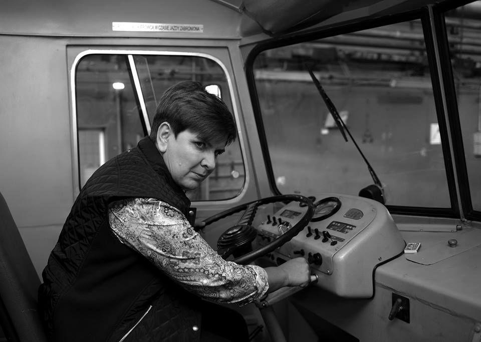 Zdjęcie przedstawiające obecną premier RP Beatę Szydło (Prawo i Sprawiedliwość) za kierownicą wyprodukowanego w 1959 r. autobusu H01 autorstwa Dariusza Delmanowicza zajęło 2. miejsce w kategorii „Człowiek”.<br/>fot.Dariusz Delmanowicz (PAP)