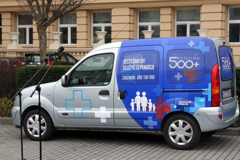 Mieszkańcy Jarosławia muszą poczekać na busa promującego program 500+.
