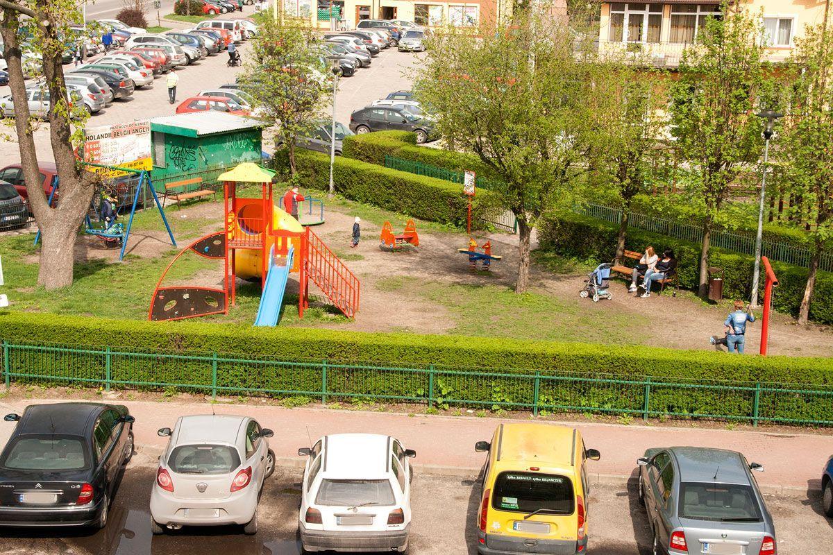 – Przez brak bezpiecznej nawierzchni dzieci przychodzą na plac czyste, a wychodzą niemal czarne – komentuje jedna z mam Zuzanna Wojtowicz.<br/>fot.Marcin Materniak