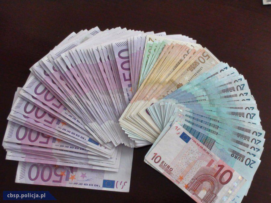 Przy podejrzanych policjanci zabezpieczyli prawie 35 tys. euro, ponad 7 tys. dolarów i 131 tys. zł.
