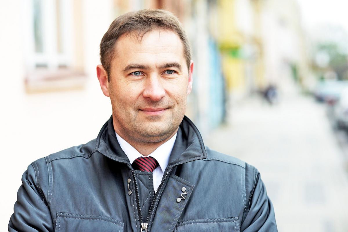 – Po przystąpieniu przez nas do centralizacji usług wszystkie zakupy i wydatki będą rozliczane tylko i wyłącznie przez miasto Radymno. A w takim wypadku można bez przeszkód odzyskać różnicę. Dlatego poszukuję specjalisty do spraw podatku VAT, który biegle potrafiłby sporządzać scentralizowaną deklar