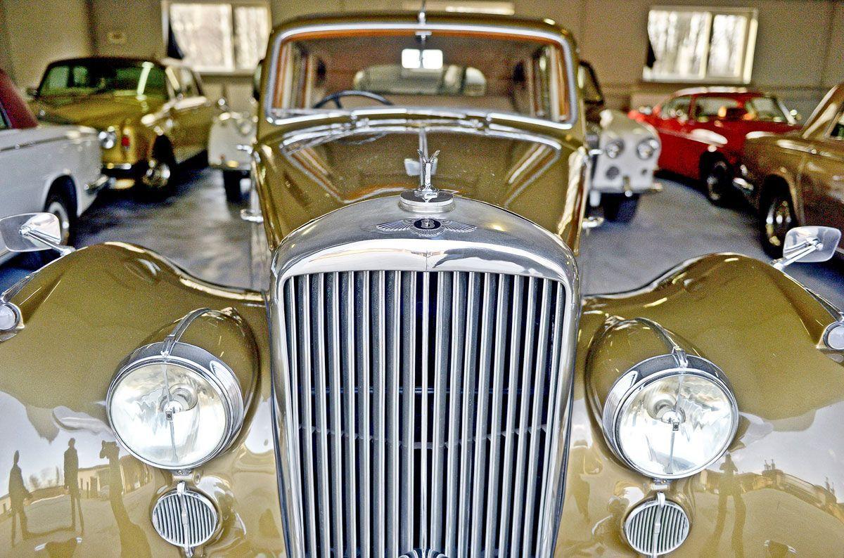 Bentley R-type. Charakteryzuje się eleganckim nadwoziem, doskonałą konstrukcją. Model ten jest często stawiany za wzór luksusowej limuzyny, wielokrotnie nagradzany na różnych wystawach jako mistrz elegancji. <br/>fot.zbiory własne