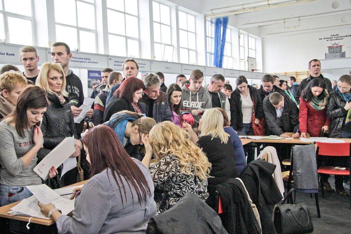 Zorganizowane w miniony piątek w siedzibie Zespołu Szkół im. ks. Czartoryskich targi pracy cieszyły się dużym zainteresowaniem.<br/>fot.Roman Kijanka