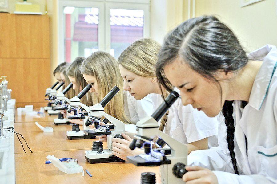 Elektroniczny przewodnik dla wybierających szkołę zawiera m.in. galerię fotograficzną pokazującą pracę placówki. Na fotografii uczniowie z Zespołu Szkół Drogowo- – Geodezyjnych i Licealnych.
