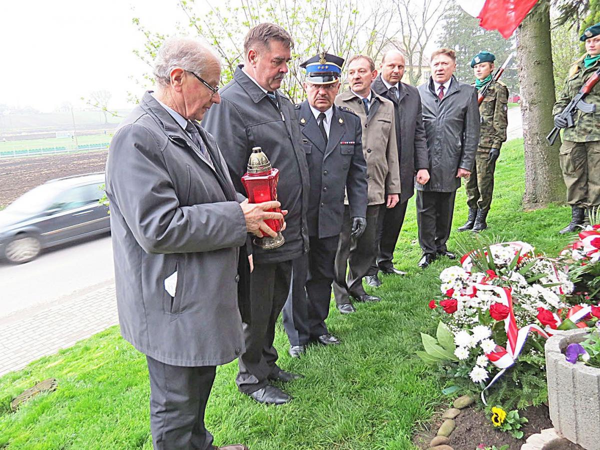 Hołd ofiarom oddali przedstawiciele władz i lokalnej społeczności.<br/>fot.Barbara Chmura