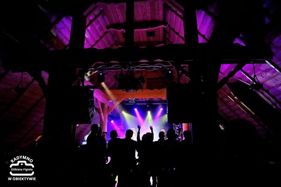 Jazzowo-rockowe nuty w klimatycznych wnętrzach Kresowego Dworu.<br/>fot.MOK Radymno/ Elżbieta i Grzegorz Figiela