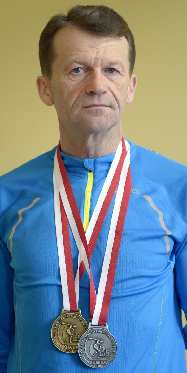 Jan Cząstka z medalami wywalczonymi podczas Halowych Mistrzostw Polski Weteranów w Toruniu.<br/>fot.zbiory własne